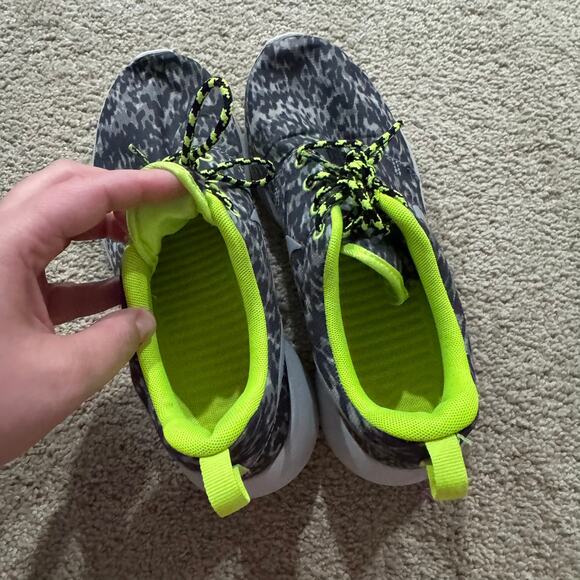 Nike Roshe Run Gray Camo w/ Neon Green Sneakers Women's Size 7.5 Running Shoes - Picture 8 of 11